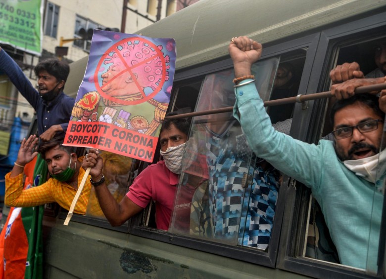 Cientos de indios participaron este miércoles en jornadas de protesta por la muerte de 20 soldados en la frontera con China. En la imagen, activistas políticos de la ciudad de Siliguri. FOTO AFP