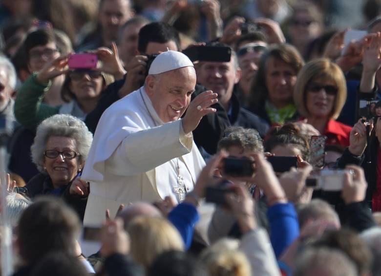 Una sociedad donde no hay “honor para los ancianos” no tendrá “futuro para los jóvenes”, dijo el Papa. FOTO AFP