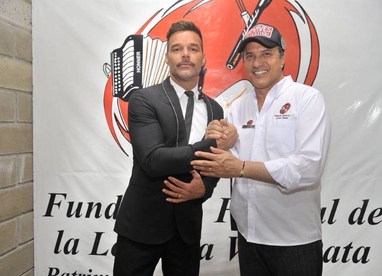 A las seis de la tarde Ricky Martín llegó a la capital del César con un suéter tipo polo, pantalón jogger y sandalias; ya su presentación se le vio con traje de noche. FOTO: Instagram Ricky Martin