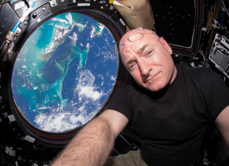 El astronauta Scott Kelly dentro de la cúpula de la Estación Espacial Internacional, un módulo que proporciona una visión de 360 grados de la Tierra y la estación. FOTO NASA