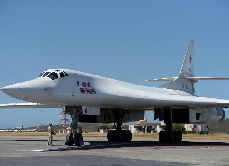 Los dos bombarderos rusos aterrizaron este lunes en el aeropuerto de Maiquetía. FOTO AFP