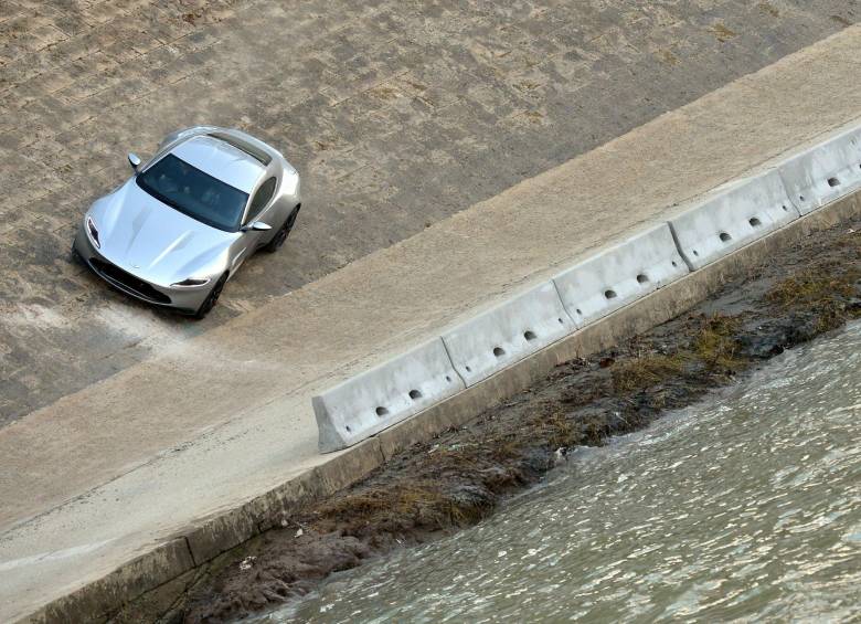 Este lunes está previsto que James Bond vuelva a la orilla del río Tíber y salte en paracaídas desde un helicóptero al puente Sisto. FOTO AFP