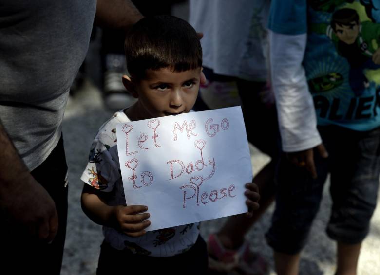 Los niños le cantaron y entregaron mensajes al Papa para pedir solidaridad con los refugiados. FOTO AFP