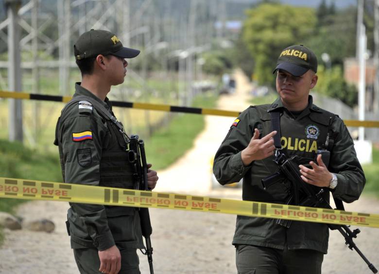 El auxiliar de la Policía Carlos Andrés Rubio fue asesinado. Cuando otros siete compañeros fueron a auxiliarlo resultaron heridos por la explosión de un artefacto que fue dejado en su cuerpo. FOTO AFP