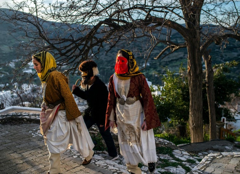 Las mujeres vestidas con trajes de ‘’ Corela ‘’ participan en el Carnaval de Skyrian, en la isla de Skyros, al noreste de Atenas. Foto: Angelos Tzortzinis / AFP