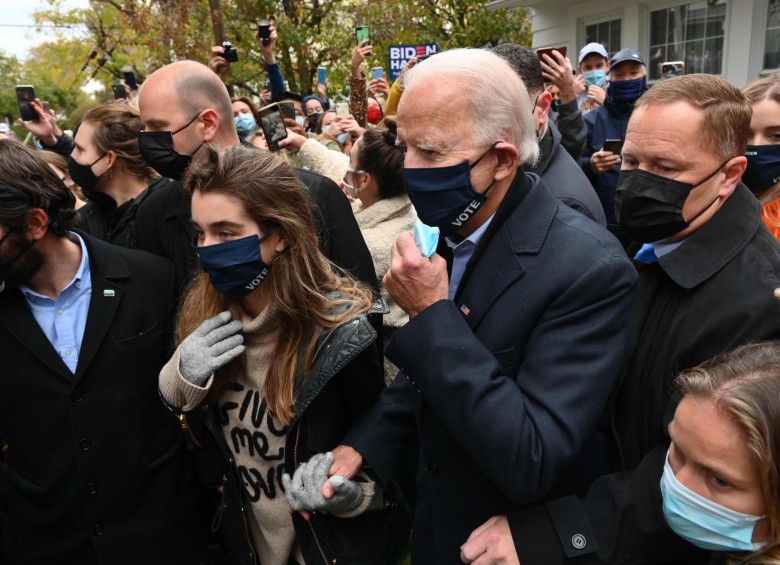 El candidato presidencial demócrata, Joe Biden, se encaminó hacia el cementerio tras visitar la casa en que pasó su infancia. FOTO AFP