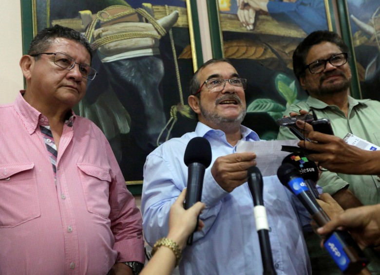 “La paz triunfará”, afirmó ayer alias “Timochenko” (centro), luego de conocerse el rechazo en las urnas a los acuerdos de La Habana. Lo acompañan alias “Pablo Catatumbo” (izq.) e “Iván Márquez”.FOTO Reuters
