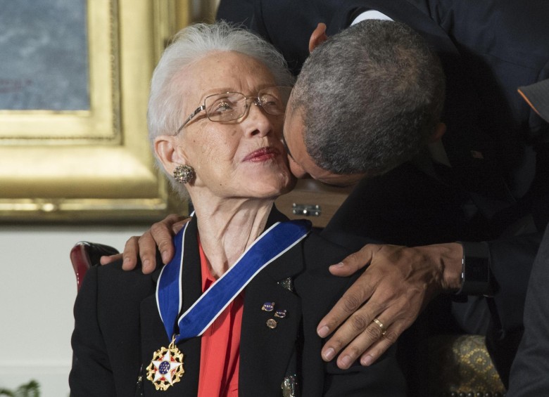 En 2015, el entonces presidente Barack Obama le entregó a Johnson la Medalla Presidencial a la Libertad. Foto: EFE