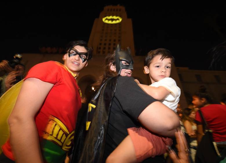 Fanáticos de todas las edades acompañaron a la batiseñal a la que cientos de Batman llegaron a hacerle homenaje a West. Fotos: AFP 