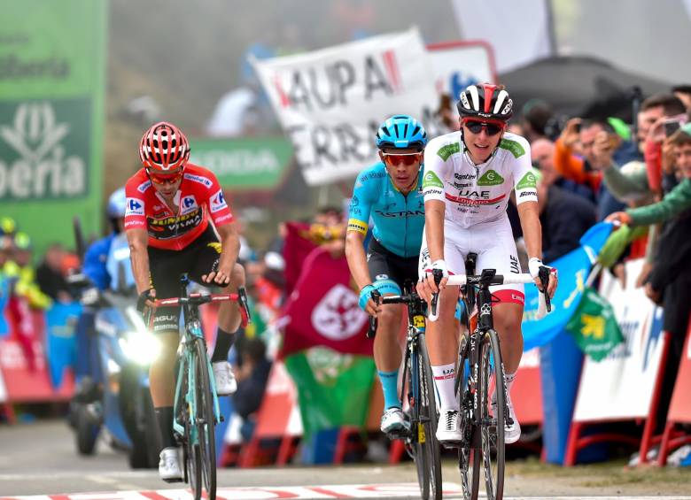 Roglic (de rojo), López (azul) y Pogacar, tres de los hombres más sobresalientes en la presente Vuelta. Aún les queda batalla final. Dos etapas de alta montana restan en la prueba. FOTO AFP