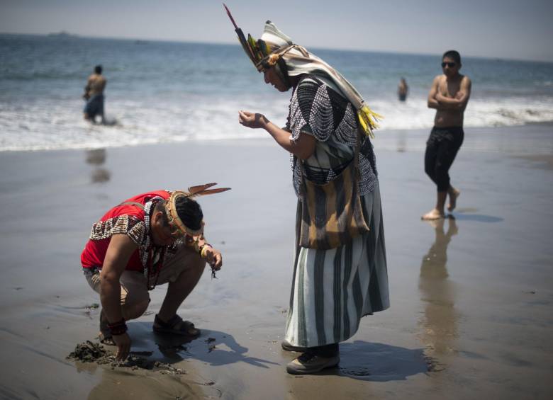 Además de los proyectos presentados en cumbre del cambio climático, en Lima continúan las actividades paralelas que reúnen a ambientalistas e indígenas en ritos en defensa del planeta. FOTO afp