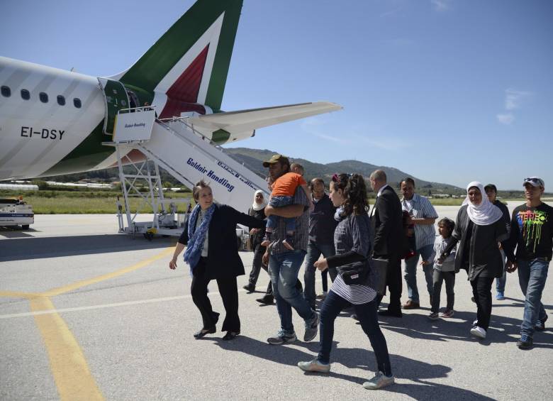 El Papa se llevó consigo a 12 refugiados. FOTO AP