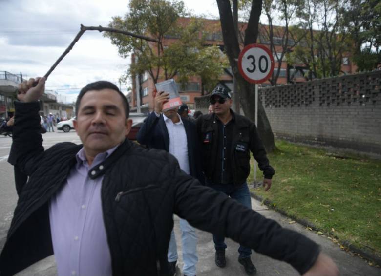 Este es el momento en que el fotógrafo de El Espectador es agredido con un palo presuntamente por Erno Bula. FOTO TWITTER FLIP