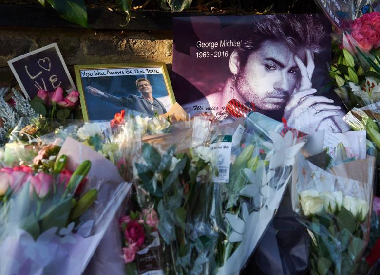 Cientos de flores reposan afuera de la residencia del cantante. FOTO AFP