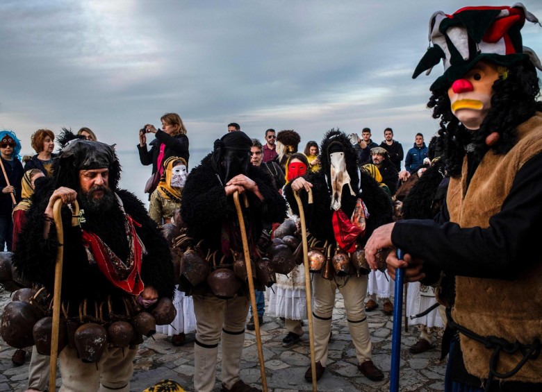 Los hombres vestidos con trajes de “Anciano” participan en el Carnaval de Skyrian, en la isla de Skyros, al noreste de Atenas. Foto: Angelos Tzortzinis / AFP