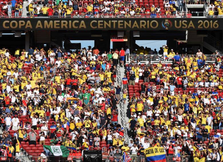 Los hinchas nacionales fueron mayoría en buena parte de las tribunas. Foto AFP