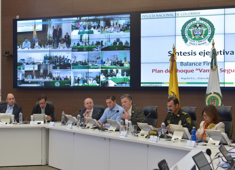 En la jornada de balance del plan de choque de la Policía, el presidente Juan Manuel Santos estuvo en teleconferencia con autoridades de las 12 ciudades del país, en las que se aplicó el plan. FOTO SIG