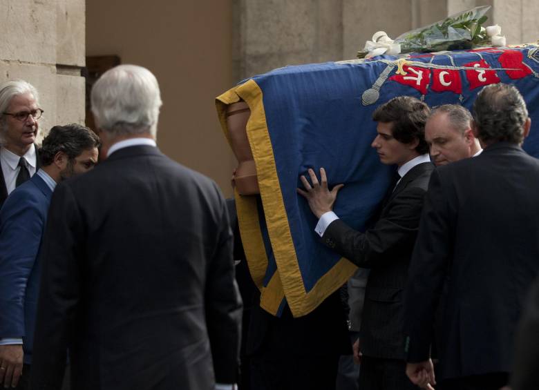 El féretro entró en el templo portado por sus nietos. FOTO AFP