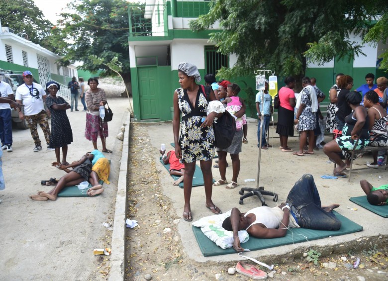 Tras la incertidumbre y las averías en los centros médicos, los afectados tienen que ser atendidos en las calles. FOTO afp