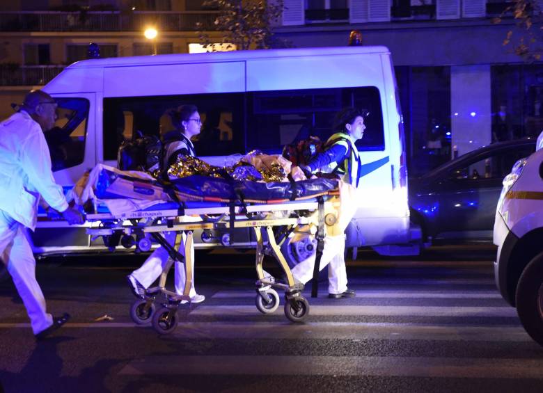 Los hospitales de París han atendido a 300 víctimas de los atentados de la pasada noche en la capital, de las cuales 80 presentaban una “urgencia absoluta”. FOTO AFP