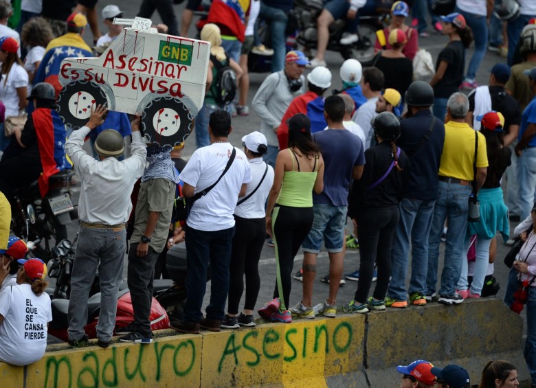 Con carteles, los venezolanos expresan su inconformidad con la situación del país. FOTO AFP
