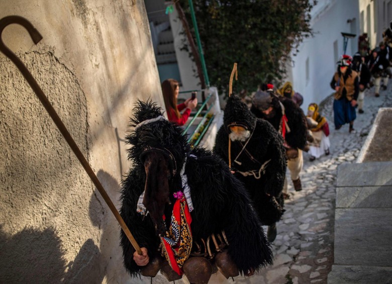 Las mujeres vestidas con trajes de ‘’ Corela ‘’ participan en el Carnaval de Skyrian, en la isla de Skyros, al noreste de Atenas. Foto: Angelos Tzortzinis / AFP