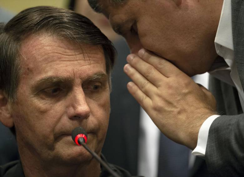 Jair Bolsonaro, candidato derechista y favorito para ganar la presidencia de Brasil. A su lado, el presidente de su movimiento, el Partido Social Liberal, Gustavo Bebianno. FOTO afp