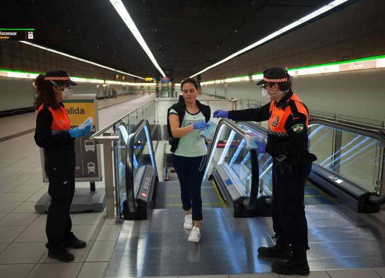El Metro de Madrid tiene en operación 186 estaciones de 302. El Gobierno prometió desplegar al personal de sanidad en todo el sistema para mantener las medidas de higiene. FOTO Getty