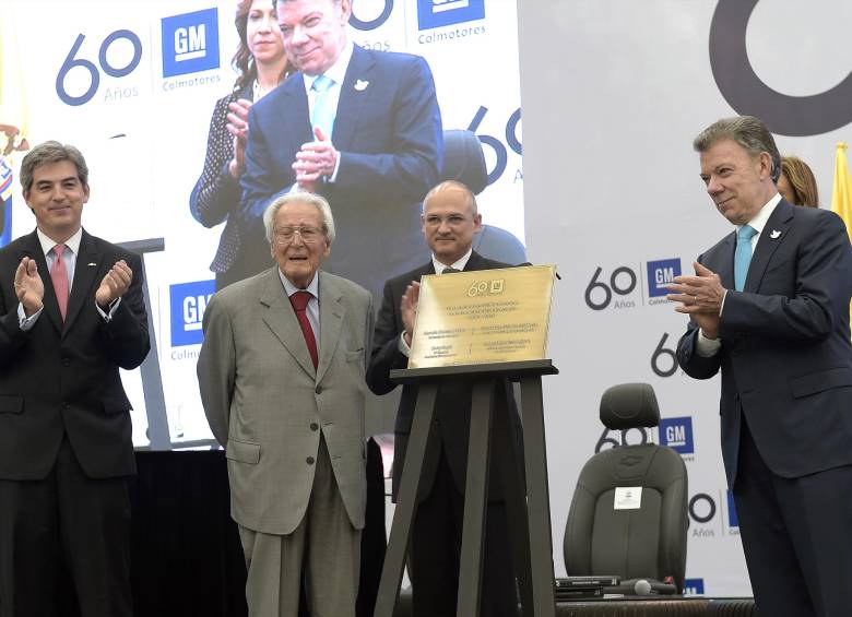 En el centro de la fotografía aparece don Germán Montoya (q.e.p.d.), en agosto de 2016 durante el acto de celebración de los 60 años de GM Colmotores. FOTO Presidencia