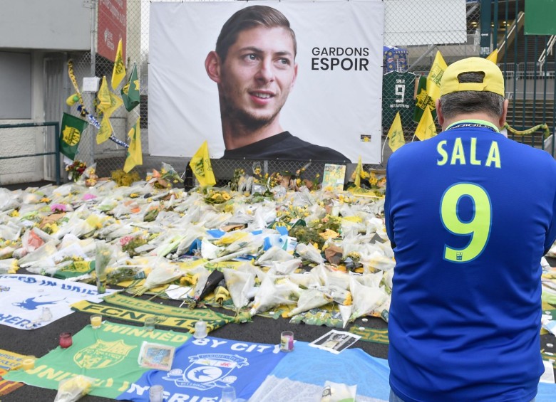 Los seguidores del argentino le han rendido varios homenajes y han llevado flores, imágenes y su camiseta como tributo al goleador. FOTO AFP