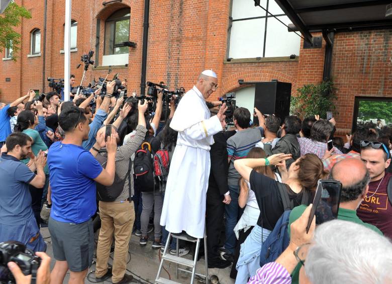 Un Imitador del papa Francisco posó a las afueras de un colegio electoral del barrio Puerto Madero de Buenos Aires. Foto EFE