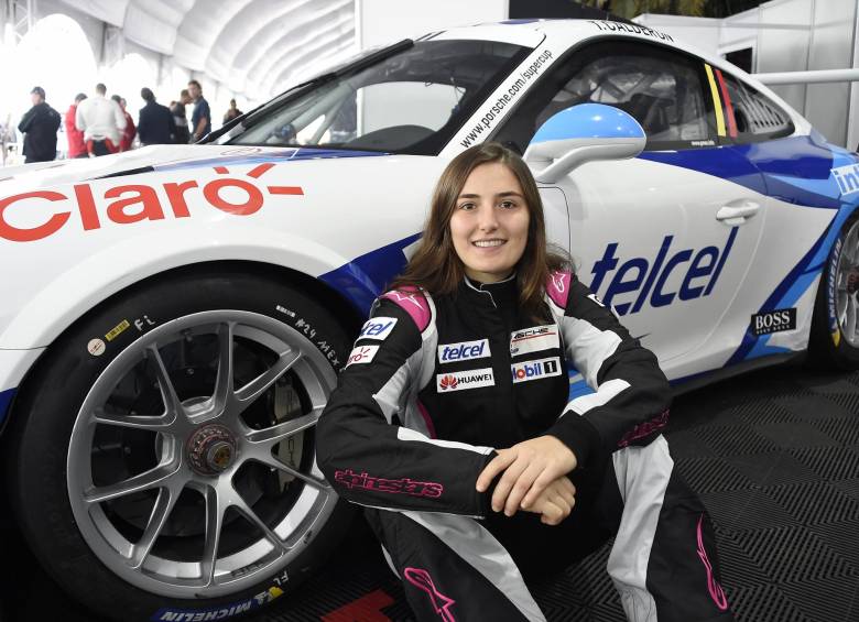 Tatiana Calderón y una nueva experiencia a bordo de un Porsche. La piloto colombiana se ha dado varios lujos: ser la primera en F-1 (piloto probador), F-2 y ahora Gran Turismo. FOTO cortesía claro