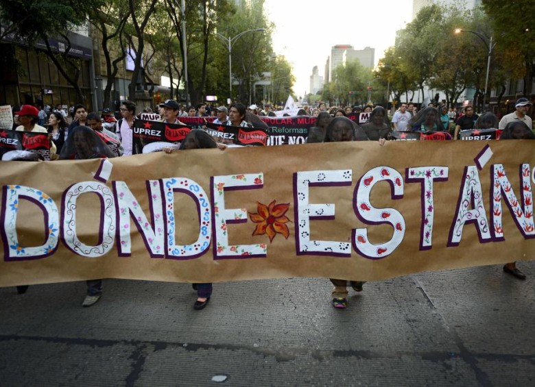 Una marcha de protesta para exigir al gobierno mexicano la aparición de los 43 estudiantes desaparecidos se realizó en la Ciudad de México el pasado miércoles, 5 de noviembre de 2014. FOTO AFP
