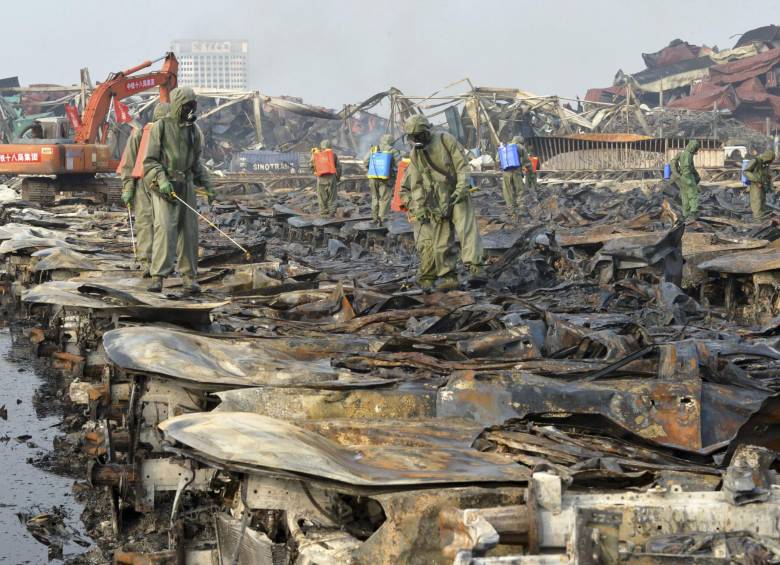 El hallazgo de otros cinco cadáveres en la zona del puerto de Tianjin ha elevado en las últimas horas a 121 el número total de fallecidos, informó este sábado la agencia oficial Xinhua. FOTO AP