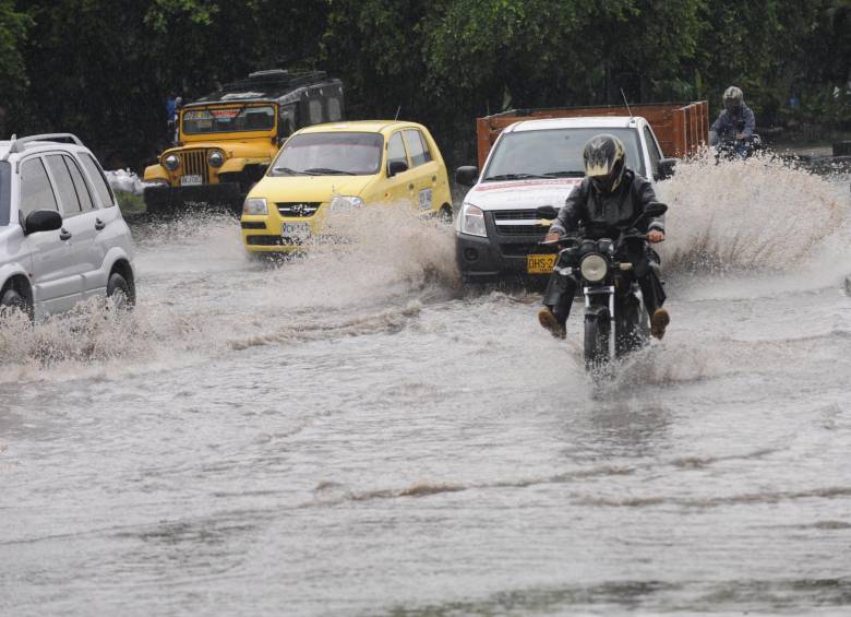 Habitantes de barrios en el oriente y oeste de Cali, informaron que la lluvia estuvo acompañada de granizo y fuertes vientos. FOTO Colprensa