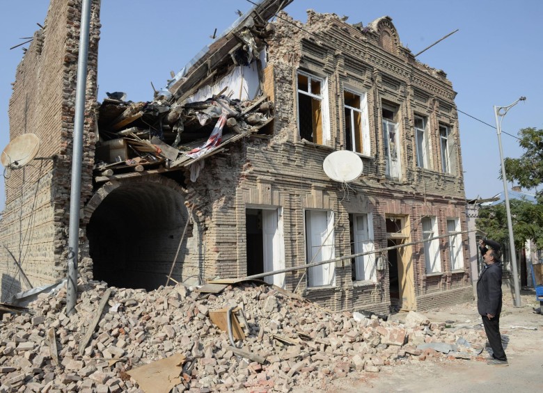 Edificio residencial dañado por bombardeos durante el conflicto entre Armenia y Azerbaiyán sobre la región de Nagorno Karabaj. FOTO AFP
