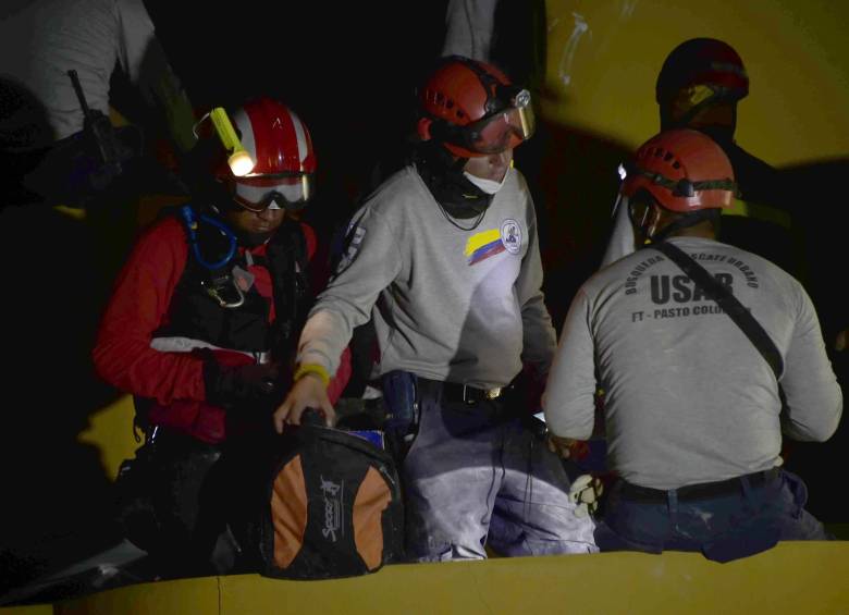 REscatistas colombianos colaboran en la búsqueda de posibles sobrevivientes bajo los escombros que dejó el terremoto. FOTO AFP