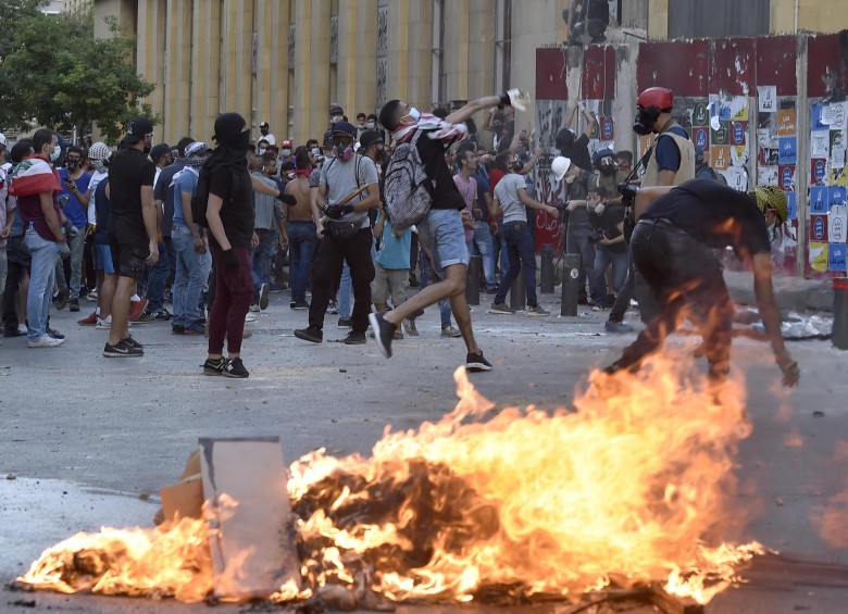 Fuertes enfrentamientos entre la fuerza pública y los manifestantes se registraron en la calles de Beirut. Foto: AFP
