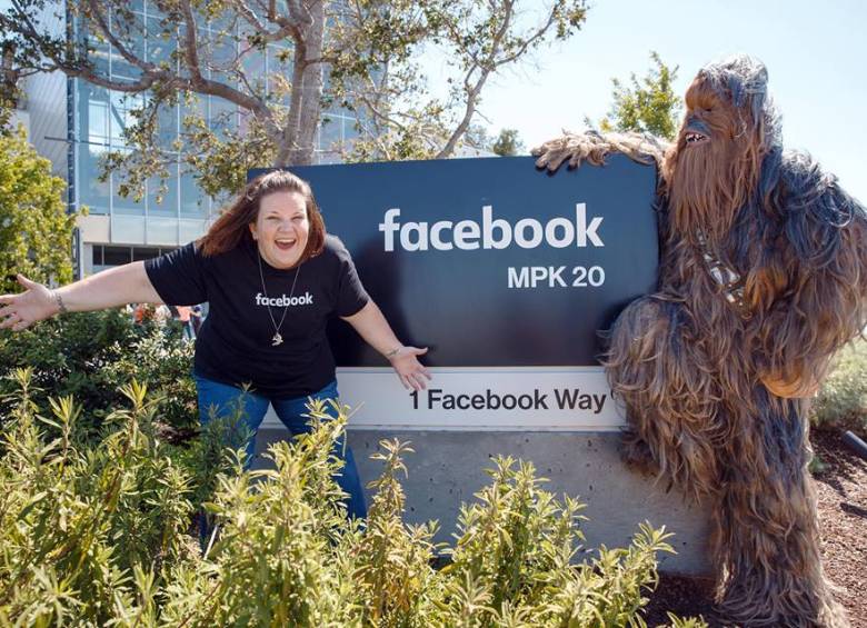  Zuckerberg compartió las imágenes de Candace, donde se le ve acompañada del famoso personaje de Star Wars. FOTO Tomada de Facebook