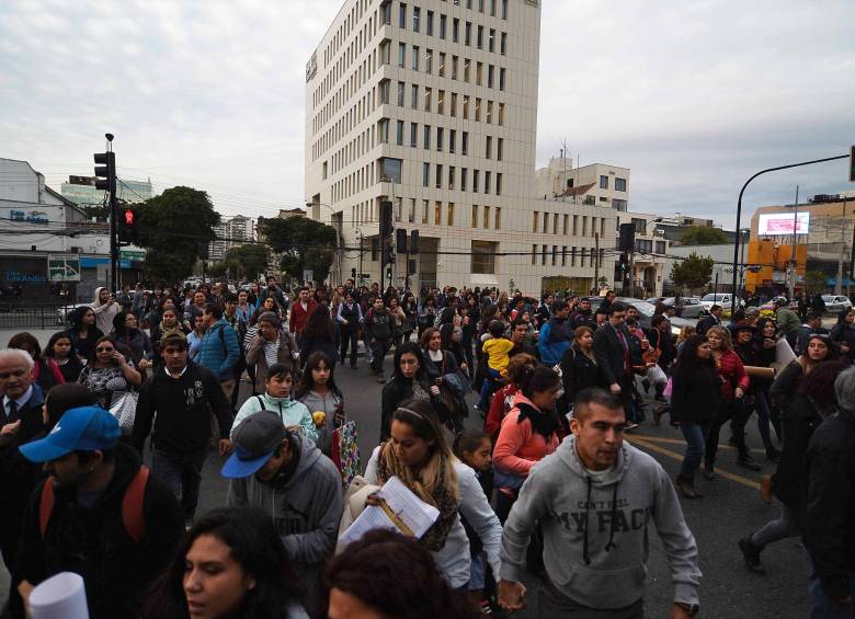 Cientos de personas evacuaron un edificio en Viña del Mar. FOTO AFP