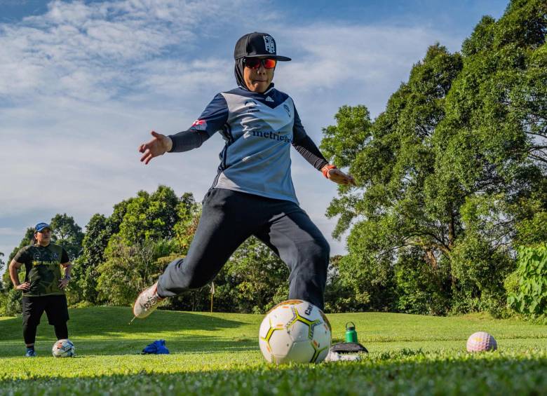 En el futgolf hay hoyos de 53 cm de diámetro en los que ingresa un balón de fútbol. FOTO AFP