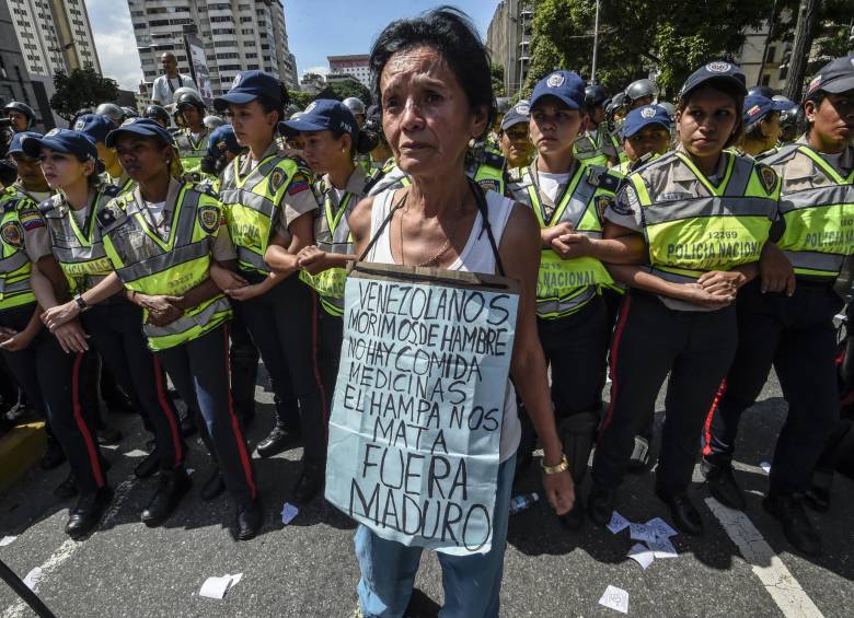 Crédito: Las protestas contra el presidente no cesan, así se intenten medidas para contener la presión inflacionaria. El pueblo venezolano está desesperado. Crédito: AFP