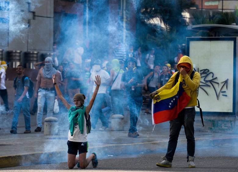 Los enfrentamientos en las calles entre manifestantes y la Fuerza Pública dejan más de 50 heridos. Los estudiantes aseguran que no regresarán a sus casas hasta que las exigencias sean resueltas por parte del Gobierno Nacional. FOTO AFP