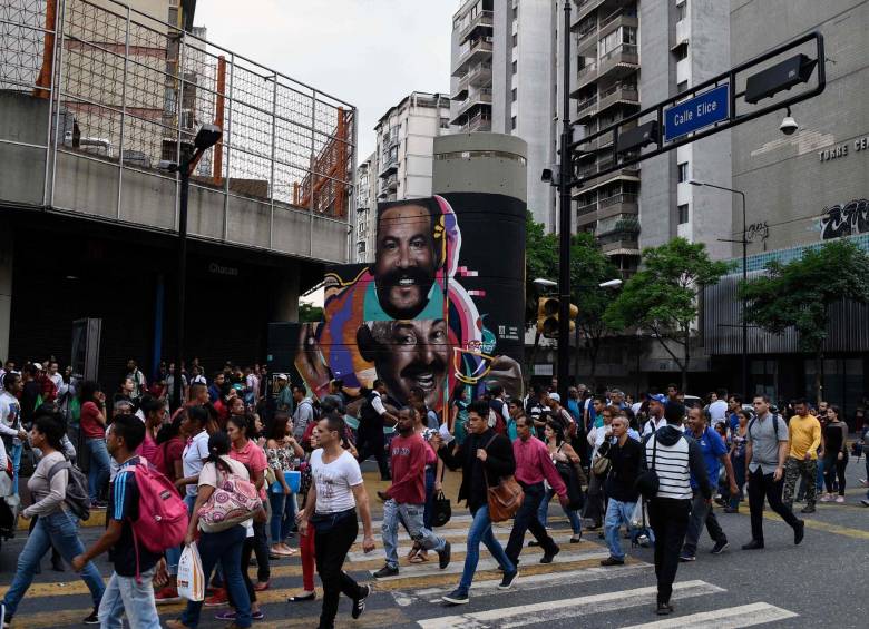 El servicio de metro está cerrado y las personas deben caminar para llegar a sus casas: Foto: AFP