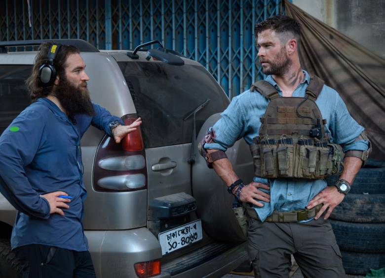 La cinta fue dirigida por Sam Hargrave (a la izquierda), ya había sido coordinador de acrobacias de varias producciones en Marvel. Aquí con Chris Hemsworth. FOTO Netflix / Jasin Boland