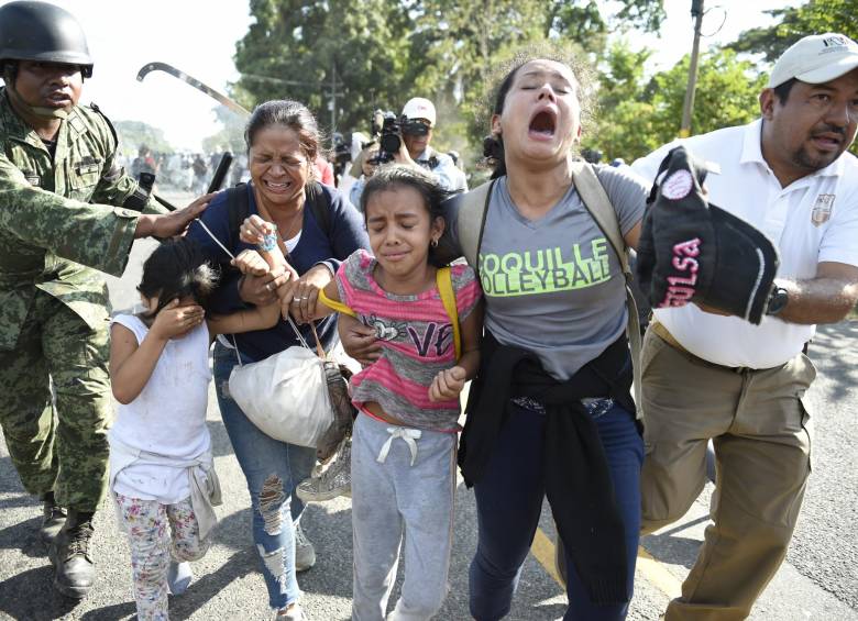 Miembros de la Guardia Nacional de México y oficiales del Instituto de Migración detienen en la Ciudad Hidalgo a migrantes centroamericanos que se dirigían a Estados Unidos. FOTO AFP