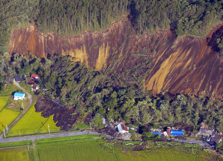 El fuerte sismo generó numerosos derrumbes. FOTOS EFE