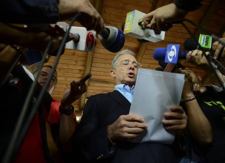 El expresidente y ahora senador Álvaro Uribe Vélez respondió este lunes a la invitación hecha por el jefe máximo de las Farc, Rodrigo Londoño Echeverri alias “Timochenko”. FOTO COLPRENSA