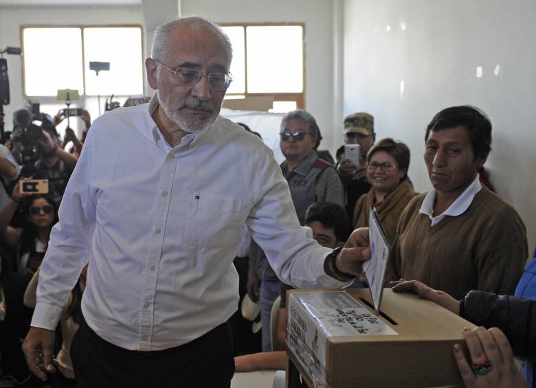 Carlos Mesa es el único candidato de los ocho aspirantes opositores a la presidencia que puede hacer tropezar al mandatario. FOTO AFP