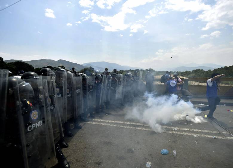 Así es la situación en el puente Simón Bolívar .FOTO AFP